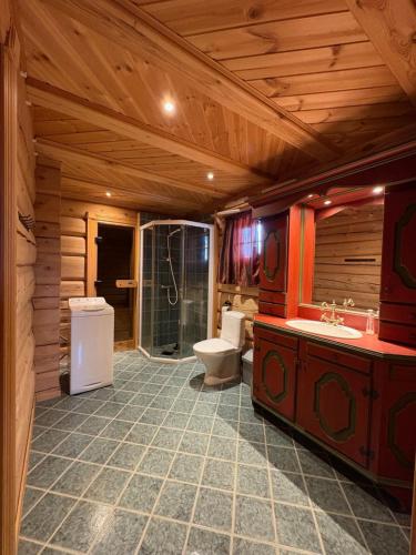 Un baño con dos lavabos y un inodoro. en Lomtjern, en Beitostølen