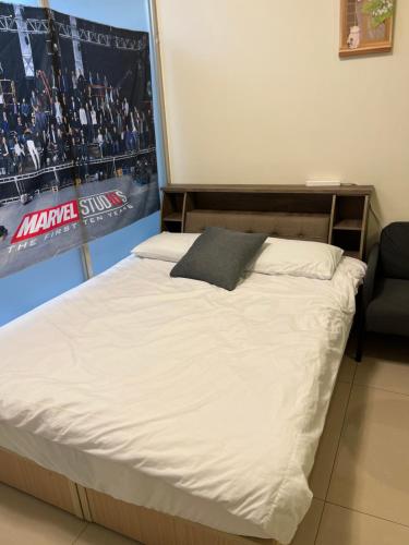 a bed in a room with a poster of a hockey game at 鹿港蕎禾 文旅 in Lugang