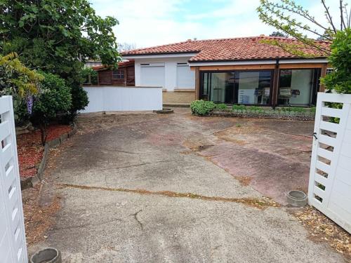 an empty driveway in front of a house at Maison à Vieux Boucau les Bains in Vieux-Boucau-les-Bains