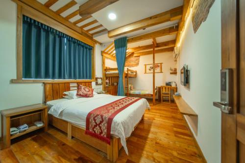 a bedroom with a large bed in a room at Zhangjiajie Wangyi Inn in Zhangjiajie