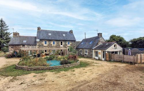 an old house with a swimming pool in front of it at Agréable Gite De Campagne in Louargat