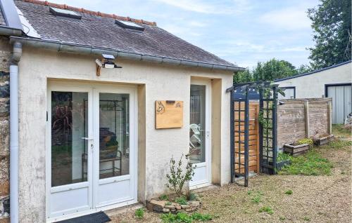 a small house with a door and a fence at Agréable Gite De Campagne in Louargat