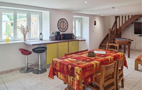 a living room with a table and a kitchen at Agréable Gite De Campagne in Louargat