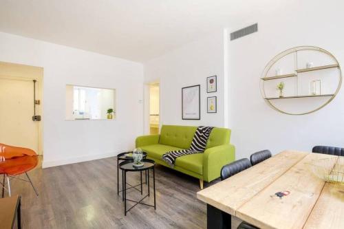Colorful With Cozy Terrace In Gracia