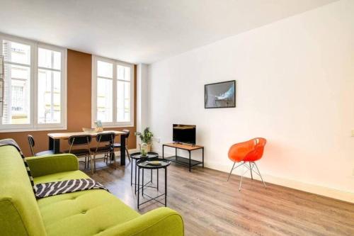 Colorful With Cozy Terrace In Gracia
