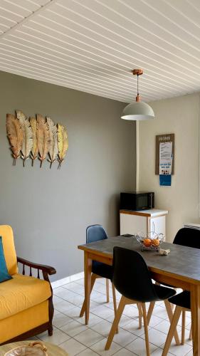 un salon avec une table et un canapé dans l'établissement LES TRÉMIÈRES N°1 - A 5MN DES PLAGES A VELO, à La Michelière