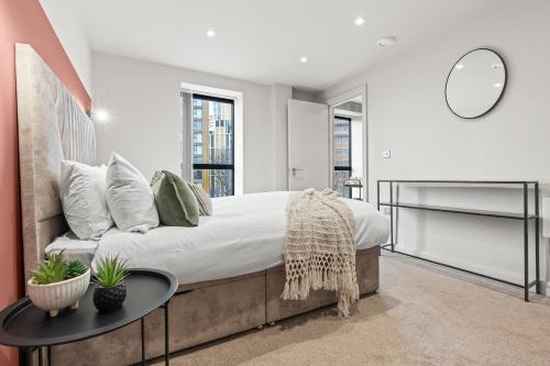 Voodi või voodid majutusasutuse Central Leeds Penthouse 2Bed 2Bath Arena toas