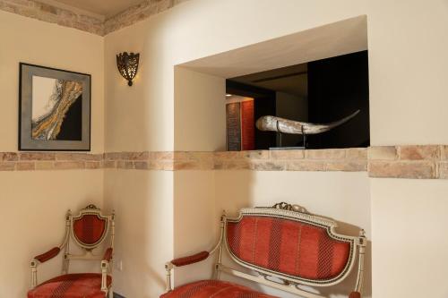 a room with two chairs and a mirror at Hotel 900 in Giulianova