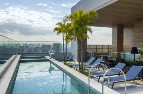 una piscina en la azotea de un edificio en Campo Belo Brand New Studio, en São Paulo