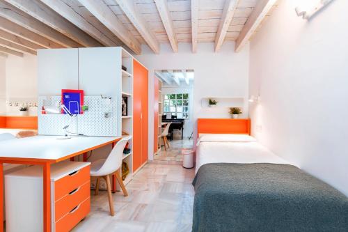 a bedroom with a bed and a desk at LoopINN Granada in Granada