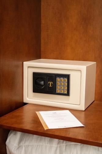 a microwave oven sitting on top of a table at BADIA NUOVA Apart Hotel in Trapani