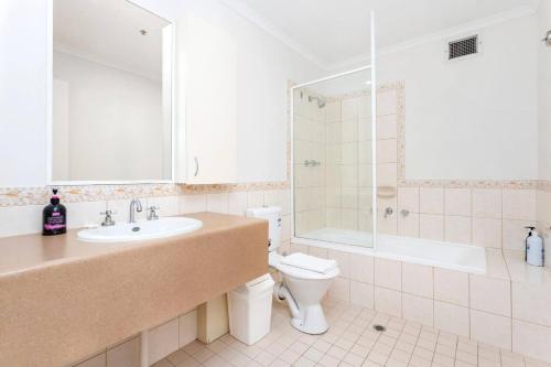 une salle de bain avec un lavabo, des toilettes et une baignoire dans l'établissement 404 Big Beautiful One Bed & Balcony, à Perth