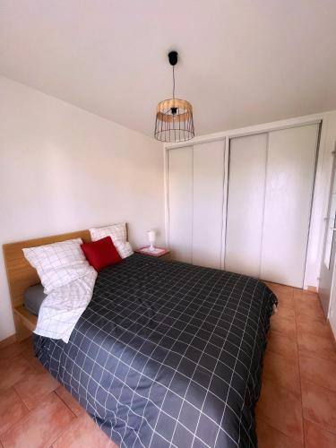 Appartement lumineux avec terrasse & parking à 5 min du centre, 10 min des plages