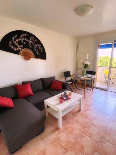 Appartement lumineux avec terrasse & parking à 5 min du centre, 10 min des plages