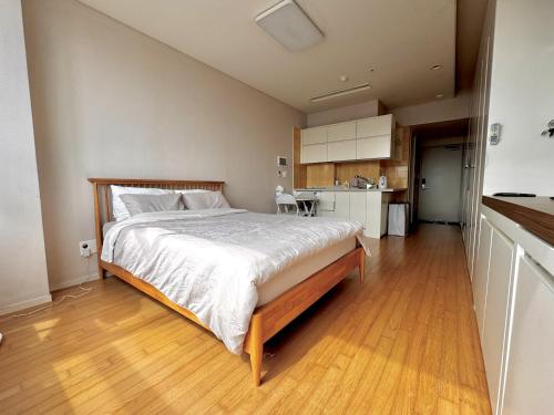 Ένα ή περισσότερα κρεβάτια σε δωμάτιο στο Cozy Modern Studio at Shin-Bundang Line