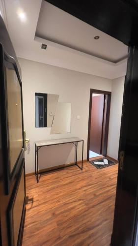 an empty room with a table and a mirror at فندق راحة السلام in Buraydah