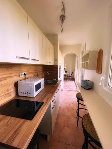 Appartement lumineux avec terrasse & parking à 5 min du centre, 10 min des plages