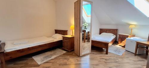 Cama o camas de una habitación en Karczma na Woli