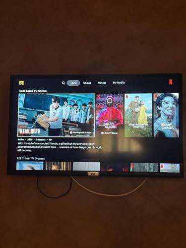 アガディールにあるAgadir Sweet Homeの映画付きテレビ画面