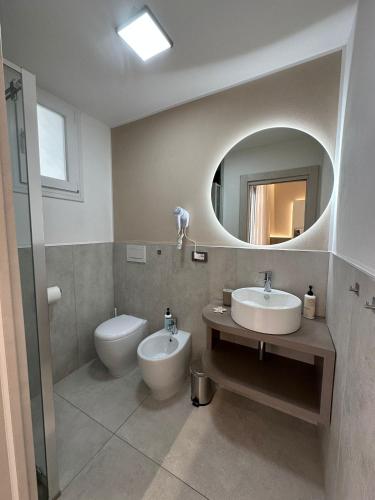 Ένα μπάνιο στο Hotel Cannes