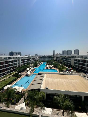 Πισίνα στο ή κοντά στο One-Bedroom Apartment and Luxury Penthouse in a Poolside Complex