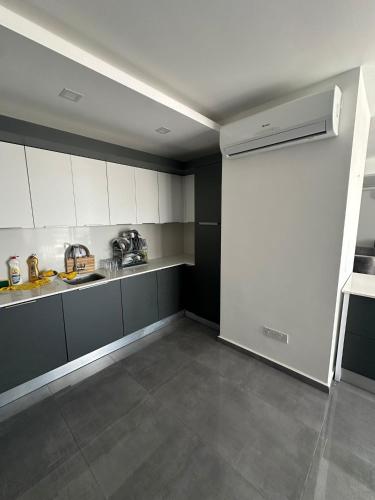 Η κουζίνα ή μικρή κουζίνα στο One-Bedroom Apartment and Luxury Penthouse in a Poolside Complex