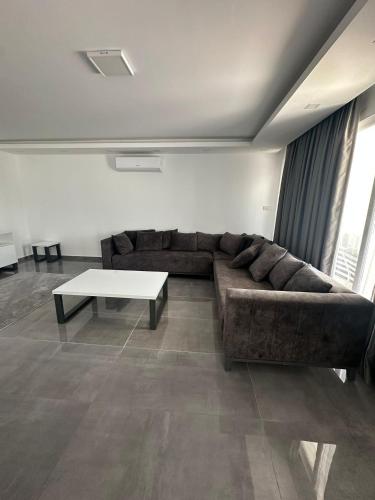 Χώρος καθιστικού στο One-Bedroom Apartment and Luxury Penthouse in a Poolside Complex