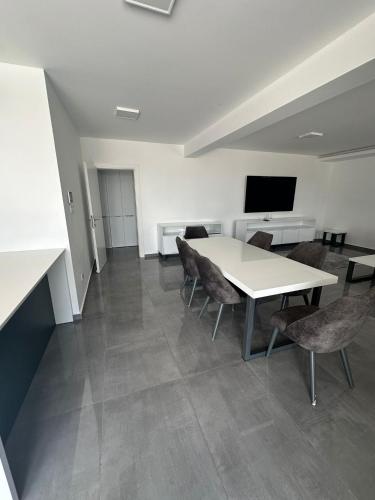 Μια τηλεόραση ή/και κέντρο ψυχαγωγίας στο One-Bedroom Apartment and Luxury Penthouse in a Poolside Complex