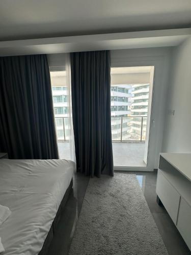 Ένα ή περισσότερα κρεβάτια σε δωμάτιο στο One-Bedroom Apartment and Luxury Penthouse in a Poolside Complex