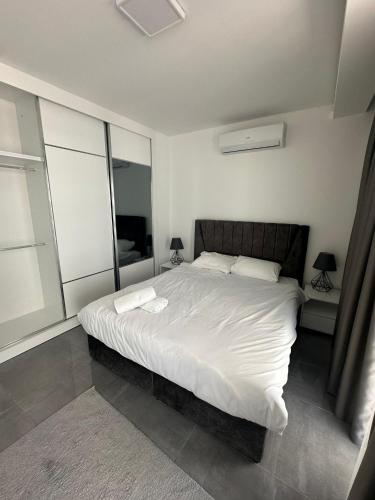 Ένα ή περισσότερα κρεβάτια σε δωμάτιο στο One-Bedroom Apartment and Luxury Penthouse in a Poolside Complex