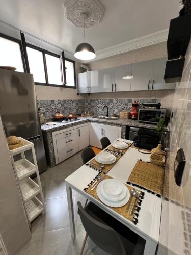 una cucina con un tavolo con sopra dei piatti di Beldi Chic à Sidi Ifni Confort Premium a Sidi Ifni