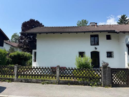 una casa bianca con una recinzione davanti di Haus Rübezahl a Bayerisch Gmain