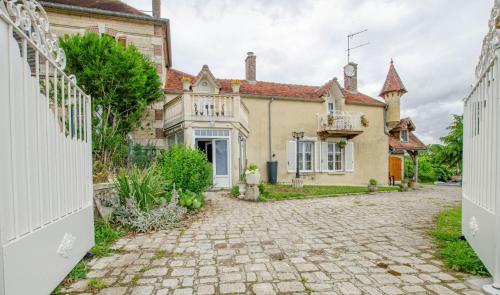 an old house with a cobblestone street in front at La gentilhommiere in Villemorien
