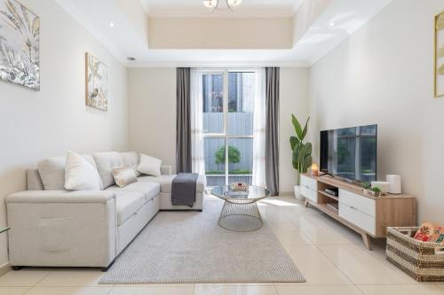 Dunya Tower Downtown 1BR Balcony Pool View 2Min to Dubai Mall