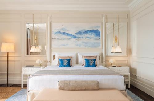 Ένα ή περισσότερα κρεβάτια σε δωμάτιο στο Fairmont Le Montreux Palace