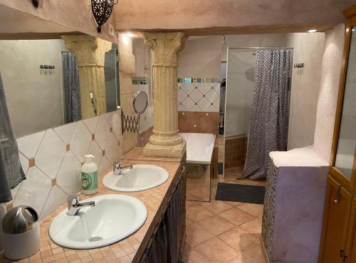 une salle de bain avec deux lavabos et une douche dans l'établissement Villa provençale avec piscine, à Fontvieille