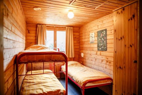 a room with two bunk beds in a cabin at Knus houten huisje met uitzicht Meer Zeeland VP071 in Heinkensand