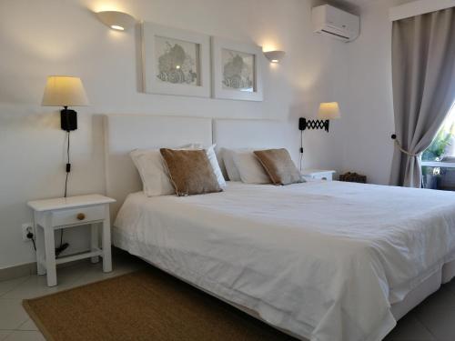 Giường trong phòng chung tại OCEAN TERRACES VILA GAIVOTA J