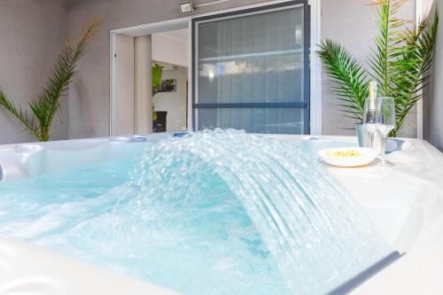 una bañera llena de agua con una fuente de agua en Beautiful 3BR with Private Jacuzzi by ArcoBnb, en Is-Swieqi