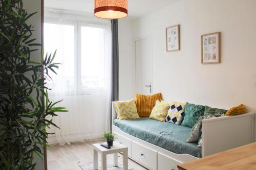 un salon avec un canapé et une table dans l'établissement Charming T3 of 35 m near Paris, à Saint-Denis