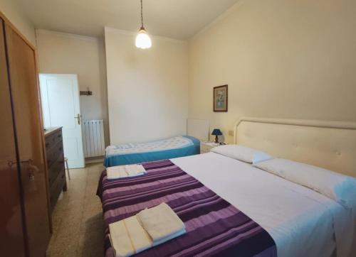 ein Schlafzimmer mit zwei Betten und einer Kommode in der Unterkunft Hotel Delhy in Viareggio