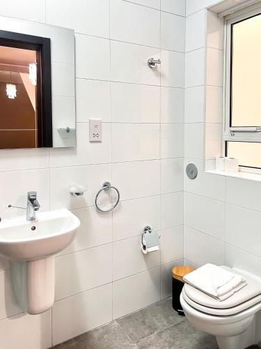 Un baño de Beautiful 3BR with Private Jacuzzi by ArcoBnb