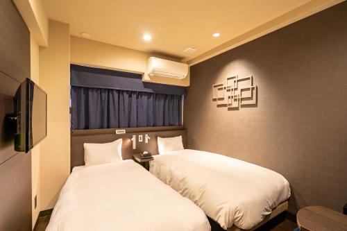 a room with two beds and a window at Red Roof Inn Kamata / Haneda Tokyo in Tokyo