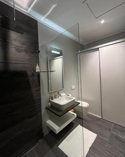 Koupelna v ubytování The Gallery 204 Luxury Apartment