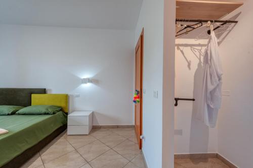 un dormitorio con una cama y un armario en Dimora Green, en Lecce