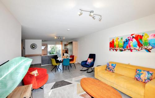 un salon avec un canapé et une table dans l'établissement Amazing Home In Latour Bas Elne, à Latour-Bas-Elne