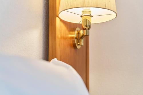a close up of a door with a lamp next to a bed at Monteurzimmer für bis zu 26 Personen in Straubing low budget mit Gemeinschaftsküche NEU in Straubing