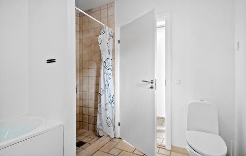 Nice Apartment In Nimtofte With Wifiにあるバスルーム