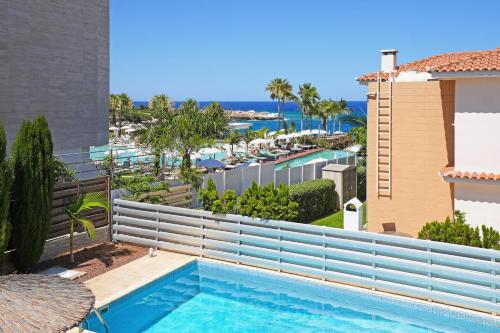 una piscina con vistas a un resort en Villa Celine, en Protaras