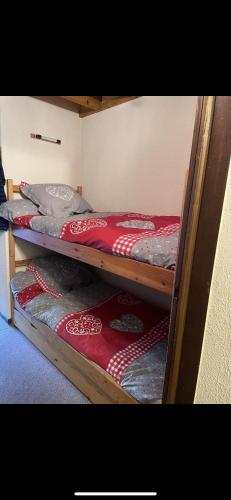 Ένα ή περισσότερα κρεβάτια σε δωμάτιο στο Duplex les 2 Alpes